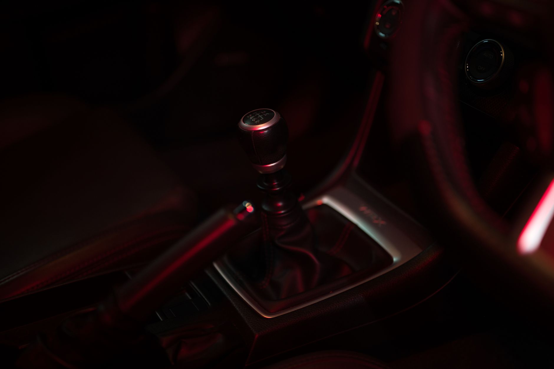 Coche automático o manual: ventajas e inconvenientes en 2026
