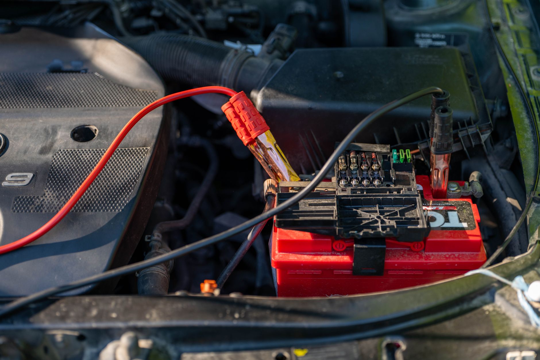 Batería de 12V agotada o batería de tracción: cómo diferenciarlas en un coche eléctrico