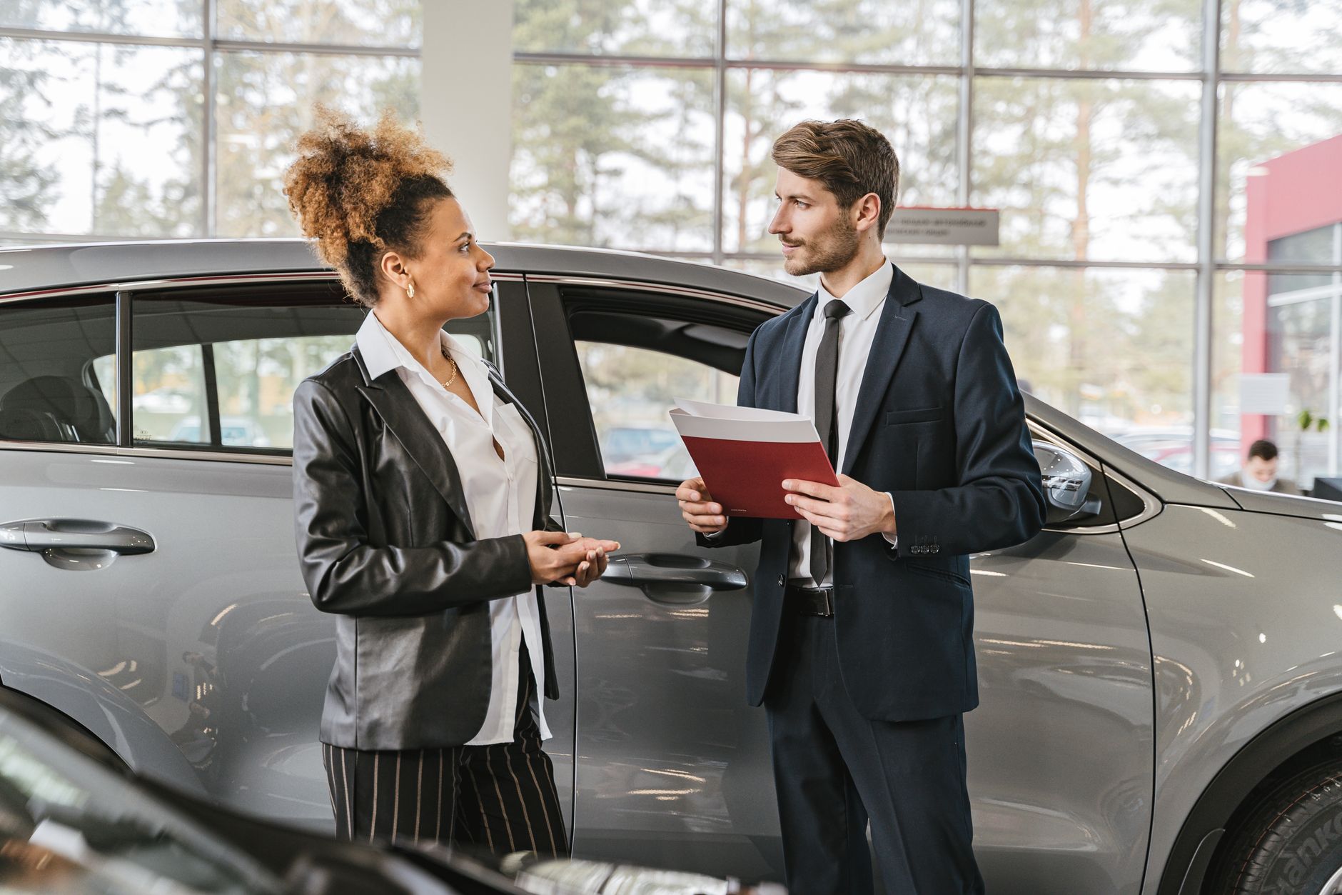 Comprar el coche en concesionario o en una plataforma online: ventajas y riesgos