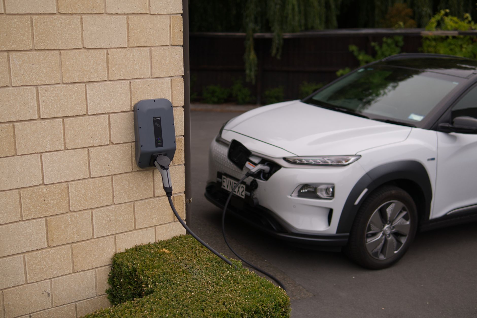Coche eléctrico o de gasolina: cómo decidir cuál te conviene en 2026